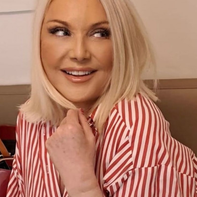 Η Ρούλα Κορομηλά ευχήθηκε στο «καμάρι» της, την αδερφή της την Λένα και όλοι είδαν την ομοιότητα