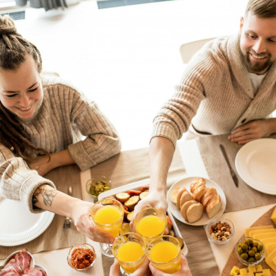 Οι άνθρωποι που προσφέρονται να μαζέψουν τα πιάτα όταν τρώνε σε ξένο σπίτι έχουν αυτά τα 7 κοινά