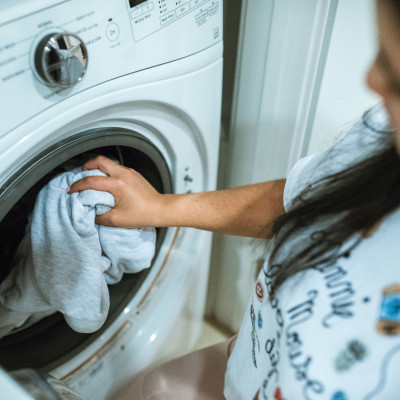 Πες οριστικά «αντίο» στους επίμονους λεκέδες: Η κρυφή λειτουργία του πλυντηρίου που λίγοι γνωρίζουν