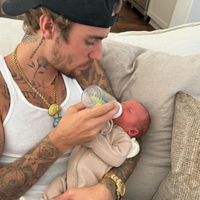 «Είσαι γονιός πλέον, συμπεριφέρσου ανάλογα», γράφουν στον Bieber: Ο λόγος που έγιναν έξαλλοι οι fans