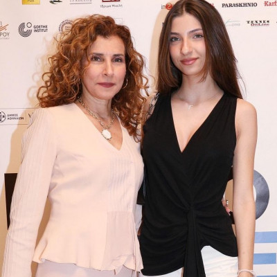 Η σπάνια έξοδος της Μαρίας Παπαλάμπρου με την κόρη της μάς θύμισε το «Και οι παντρεμένοι έχουν ψυχή»