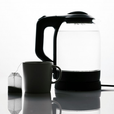 Ρίξε αυτό το υγρό στον βραστήρα αντί για ξύδι και πες αντίο στα άλατα, όσο παράξενο κι αν φαίνεται