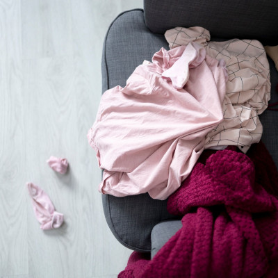 Τι σημαίνει η στοίβα των ρούχων πάνω στην καρέκλα, σύμφωνα με την ψυχολογία