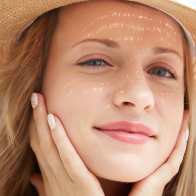 Όταν ένα αντηλιακό σου προσφέρει ολιστική 4D προστασία… γίνεται must have όλο τον χρόνο