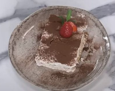 Άκης Πετρετζίκης: Τιραμισού φράουλα