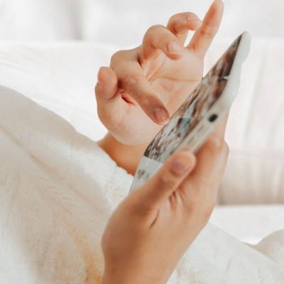 Digital Beauty Talk: Πώς Επηρεάζει το Μπλε Φως την Επιδερμίδα σου;