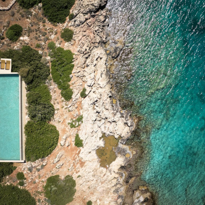 Ποιο διάσημο luxury hospitality brand άνοιξε το πρώτο μεσογειακό παραθαλάσσιο resort του στην Κρήτη;