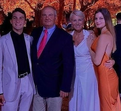 Τα δίδυμα Καραμανλή έκλεισαν τα 22 και η Νατάσα Παζαΐτη τους ευχήθηκε με 4 σπάνιες φωτογραφίες