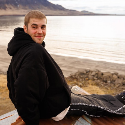 Ο Justin Bieber δηλώνει «τραυματισμένος», κάνοντας επίθεση σε όλους και στον γιο του