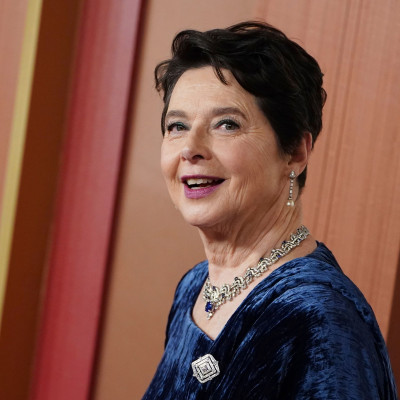 Στα 73 της, η Isabella Rossellini είναι πιο νέα από ποτέ, γιατί η «ελευθερία έρχεται με τη γήρανση»