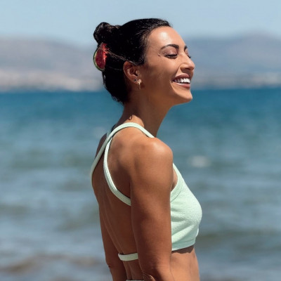 Κόκκινο με γαλάζιο: Η Ευγενία Σαμαρά με τον χρωματικό συνδυασμό που δίνει το twist που θέλουμε