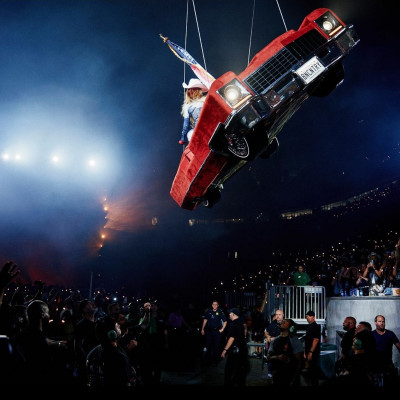 Η Beyoncé κολλημένη σε ιπτάμενο αμάξι (!) Ας μιλήσουμε επιτέλους για την ασφάλεια στις συναυλίες