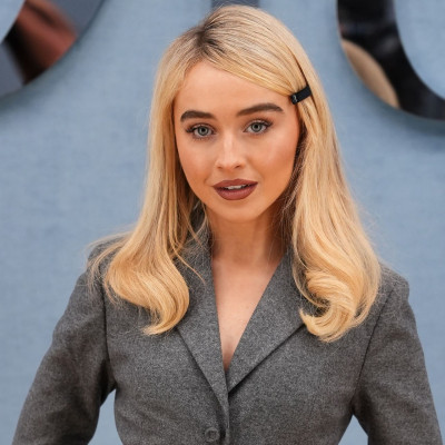 Θέλεις να μακρύνεις τα curtain bangs; Το πιο εύκολο trick είναι εδώ, approved by Sabrina Carpenter