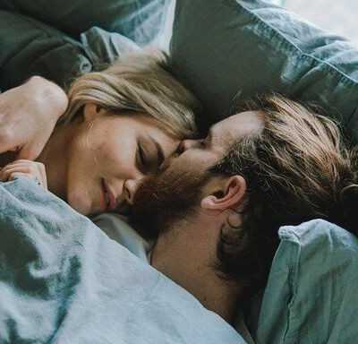 Ζευγάρια που εμπιστεύονται πραγματικά ο ένας τον άλλον χρησιμοποιούν τακτικά αυτές τις 7 φράσεις