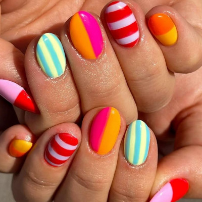 Beach Towel Manicure: Το νέο nail trend θα είναι matchy-matchy με την πετσέτα των διακοπών σου