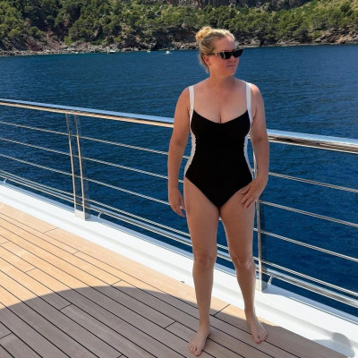 Από την Amy Schumer με μαγιό, ας κρατήσουμε την ειλικρίνεια για τα ενέσιμα στην απώλεια βάρους της