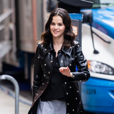 Η Selena Gomez άφησε τα μαλλιά της κυματιστά για το βραδινό ραντεβού της με τον Benny Blanco