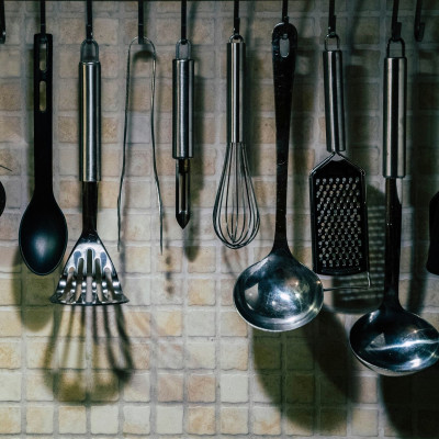 Είναι τοξικά τα μαύρα μαγειρικά σκεύη; Όλα όσα θέλεις να ξέρεις και οι ασφαλέστερες εναλλακτικές