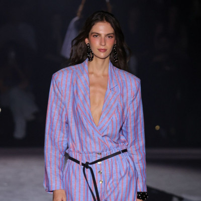 Πώς να συνδυάσεις το μωβ χρώμα και να ξεχωρίσεις από την παραλία μέχρι μια επίσημη εκδήλωση