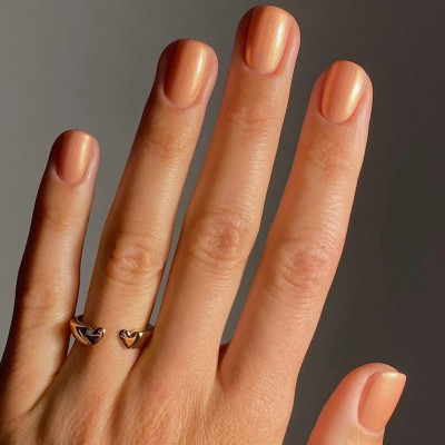 5 χρώματα στο manicure που θα αναδείξουν ακόμα περισσότερο το μαύρισμά σου - Αγαπημένο το ροδακινί