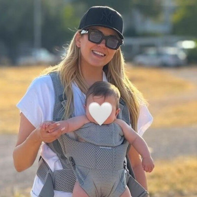 Η Φωτεινή Πετρογιάννη δεν θα μπορούσε να μην βαφτίσει στην Τήνο το θαύμα της (εικόνες)