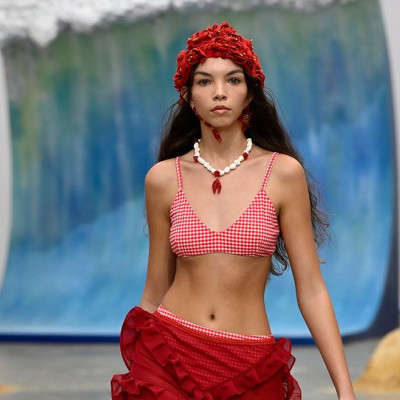 Αυτό το καλοκαίρι η μόδα φωνάζει «You are my lobster» και αυτά είναι τα items που το φανερώνουν