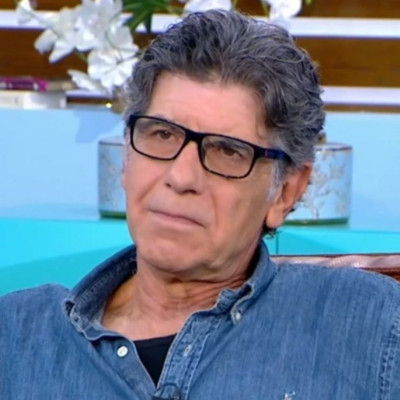 «Μόνο το γέλιο θα μας σώσει» λέει ο Γιάννης Μπέζος και επιστρέφει στην TV με τους «Σούπερ Ήρωες»