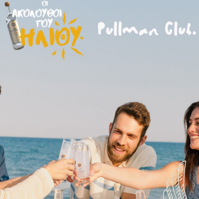 Σε ένα μοναδικό τραπέζι κάτω από το φως του ήλιου, μια θέση σε περιμένει