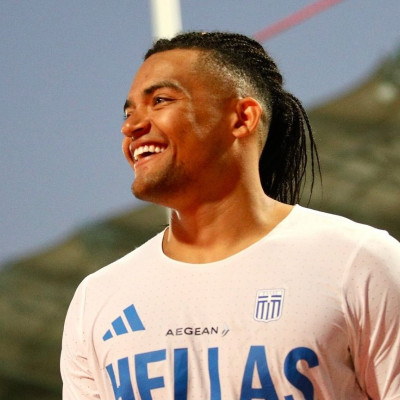 Ο Σαμπάνης έγινε viral τραγουδώντας «vιώσε ό,τι νιώθω» και ο Manolo κέρδισε το trend