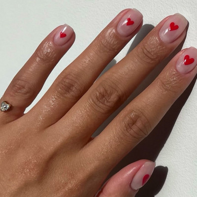 Χάλασε το ακρυλικό manicure στις διακοπές; Όλα τα βήματα για να το αφαιρέσεις σωστά