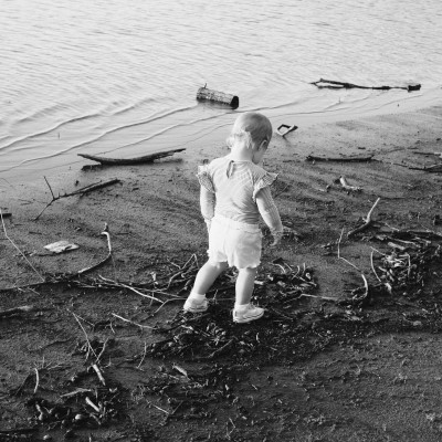 Νεκρό κορίτσι στο Παλαιό Φάληρο: Συνελήφθη η γυναίκα με το καροτσάκι που άφησε το παιδί στην παραλία