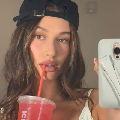 5 απλά βήματα που ακολουθεί η Hailey Bieber στην πρωινή skincare routine μετά την εγκυμοσύνη της