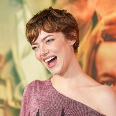 Εmma Stone: Η σπάνια αναφορά στην τετράχρονη κόρη της Louise Jean και το γιατί έμεινε χωρίς μαλλιά