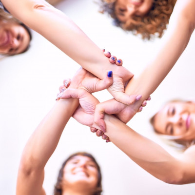 Ο σωστός και ο λάθος τρόπος να προσφέρεις βοήθεια: Πότε η συμβουλή ενδυναμώνει και πότε πληγώνει