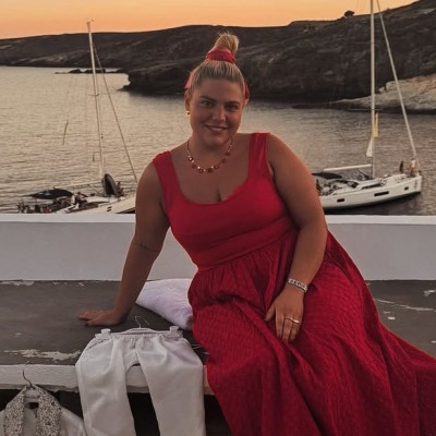 «Και το όνομα αυτού…Έρως»: Η Δανάη Μπάρκα έγινε ξανά νονά στην Σέριφο - Το κατακόκκινο φόρεμα