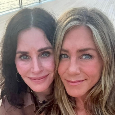 Η Jennifer Aniston κάνει πιστολάκι στην Courteney Cox και αποκαλύπτει το «βαρετό» μυστικό τους