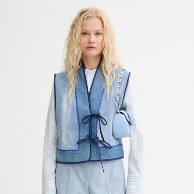 Η Answear παρουσιάζει τη συλλογή ανακυκλωμένων ρούχων Renewed με ψηφιακά διαβατήρια προϊόντων