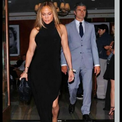 Αν είναι να κάνεις photobombing κάντο όπως ο Βασιλόπουλος στην JLo ή όπως η Πέγκυ στην Ντίνα Κώνστα