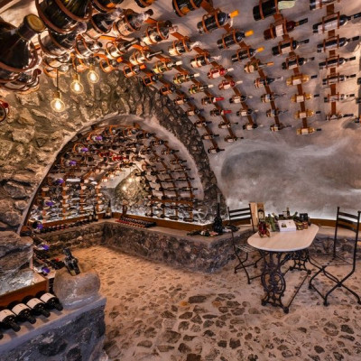 Ιδιαίτερες οινικές εμπειρίες περιμένουν τους wine lovers σε ένα κρυφό κελάρι στο νησί του ηφαιστείου