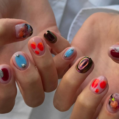 Mix & Match Nails: Το νέο trend που κυριαρχεί στα social είναι το αντίθετο του clean manicure