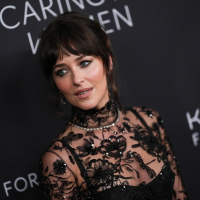Dakota Johnson: Όταν η μόδα συναντά το timeless beauty! Η εμφάνιση που συζητήθηκε