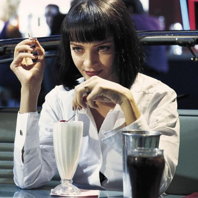 Girl, ήρθε η ώρα να πεις αντίο στα dating apps και να δοκιμάσεις το «Sit-at-the-Bar September»