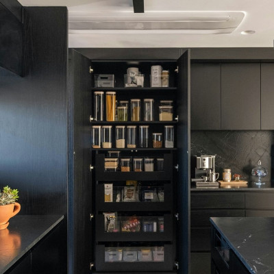 Αντίο στην άσπρη κουζίνα: οι 3 τάσεις για ανακαίνιση που κυριαρχούν το 2025