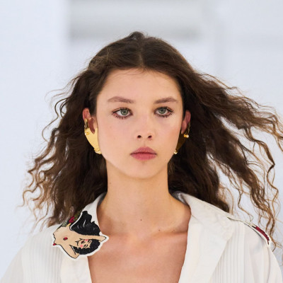 Sleek μαλλιά & κρύσταλλα στα φρύδια, όλα τα beauty trends από την Εβδομάδα Μόδας του Μιλάνου