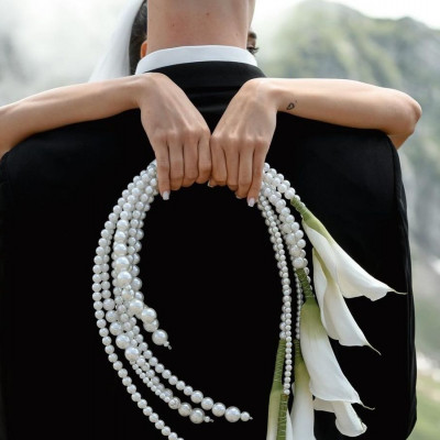 Αντί για μπουκέτο…τσάντα; Η τάση στις γαμήλιες ανθοδέσμες που λατρεύουν οι νύφες του 2025