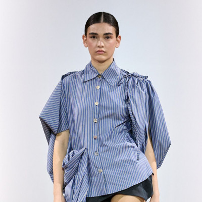 Shirt Up! Το πουκάμισο ήρθε για να μείνει σε όλες τις εκδοχές του & είναι η απόλυτη τάση του 2025