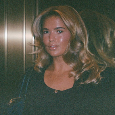 Butterfly haircut: Το ιδανικό κούρεμα για να ανανεώσεις τα μακριά μαλλιά σου & να τους χαρίσεις όγκο