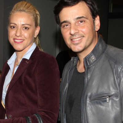 Ο Γιώργος Λεμπέσης τραγούδησε με τη σύζυγό του και η αγάπη τους μόνο την υγεία δεν «βλάπτει σοβαρά»