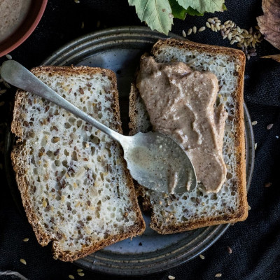 Φρυγανιά με φυστικοβούτυρο ή βρώμη; Ποιο πρωινό είναι καλύτερο για φυτικές ίνες και πρωτεΐνη;