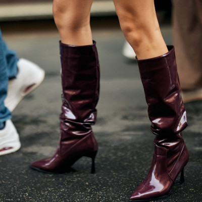 Αυτό το βαθύ κερασί χρώμα στις μπότες θα αντικαταστήσει το μαύρο τη φετινή χειμερινή σεζόν